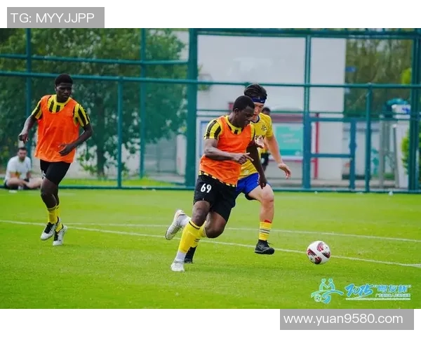 当足球世界陷入危机时球星们化身英雄用热血与梦想拯救绿茵赛场