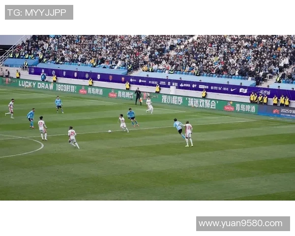 死鱼眼足球星球场冷峻凝视展现独特魅力引发球迷热烈讨论